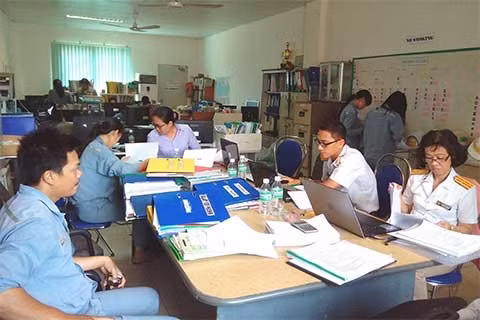 Đoàn Thanh tra liên ngành tỉnh Khánh Hòa thanh tra việc thực hiện pháp luật BHXH đối với các doanh nghiệp. Ảnh CTV.