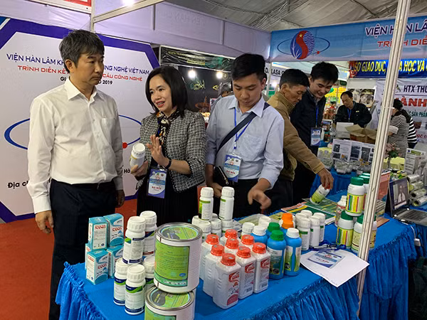 TS. Hà Phương Thư – Viện Hàn lâm Khoa học KH&CN giới thiệu sản phẩm mới nhất là phân bón nano tích hợp giúp giảm việc sử dụng phân hóa học xuống 100 lần. TS. Hà Phương Thư – Viện Hàn lâm Khoa học KH&CN giới thiệu sản phẩm mới nhất là phân bón nano tích hợp giúp giảm việc sử dụng phân hóa học xuống 100 lần.