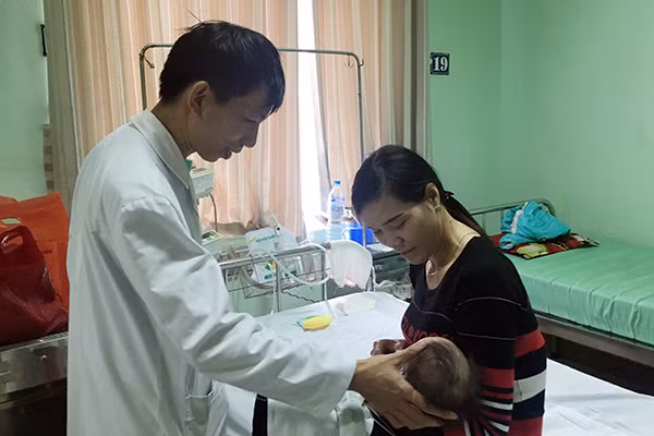 Bác sĩ khám bệnh cho trẻ