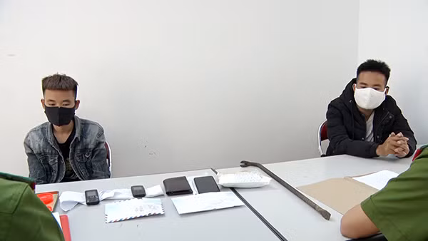 Bùi Văn Ngọc (áo đen) và Bùi Văn Cường cùng tang vật tại cơ quan Công an
