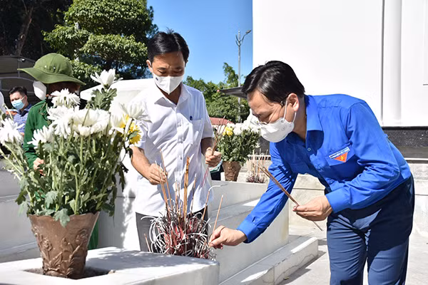Bí thư Thứ nhất Trung ương Đoàn Nguyễn Anh Tuấn dâng hương tại Khu di tích lịch sử Quốc gia đặc biệt Ngã ba Đồng Lộc.