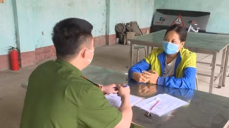Cơ quan Công an lấy lời khai đối tượng Hoàng Thị Lĩnh. Cơ quan Công an lấy lời khai đối tượng Hoàng Thị Lĩnh.