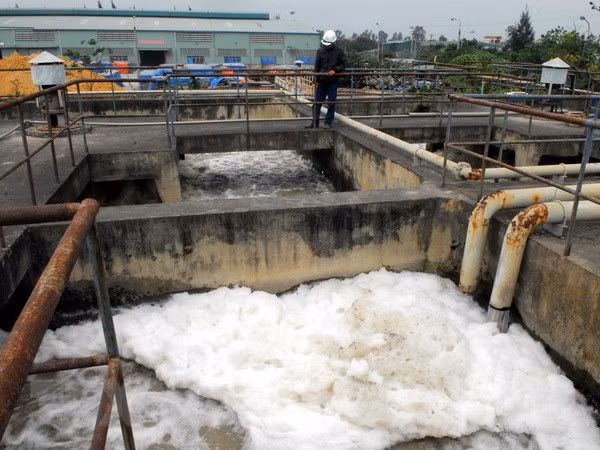 Việc xử lý nước thải tại các làng nghề vẫn còn gặp nhiều khó khăn.