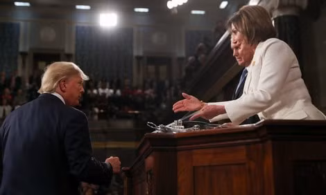 Ông Donald Trump từ chối bắt tay bà Nancy Pelosi trước khi bắt đầu đọc Thông điệp Liên bang. Ông Donald Trump từ chối bắt tay bà Nancy Pelosi trước khi bắt đầu đọc Thông điệp Liên bang.