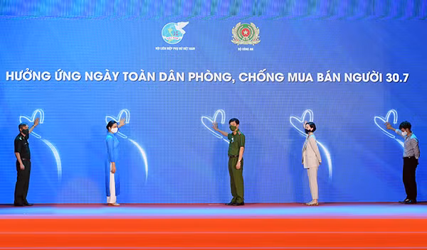 Các đại biểu cam kết chung tay phòng, chống mua bán người.