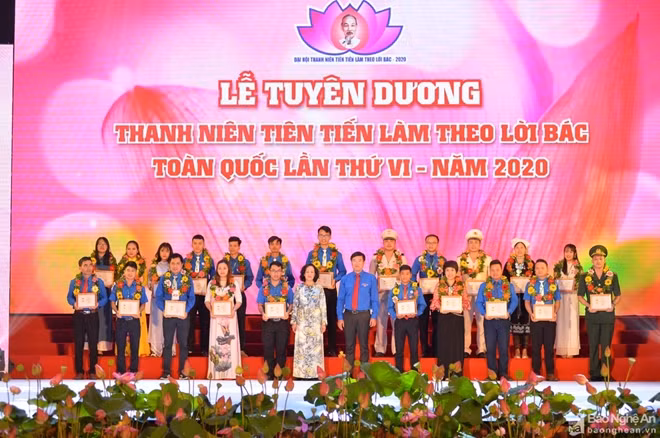 Trưởng ban Dân vận Trung ương Trương Thị Mai và Bí thư thứ nhất Trung ương Đoàn Lê Quốc Phong trao tặng Chứng nhận Thanh niên tiên tiến làm theo lời Bác cho các điển hình thanh niên tiên tiến tiêu biểu. Ảnh: CTV