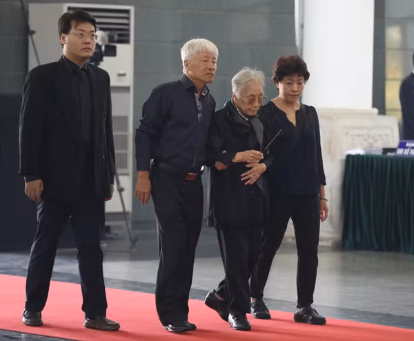 Nguyên Phó chủ tịch nước Nguyễn Thị Bình cùng các con, cháu đến viếng Nguyên Tổng bí thư Đỗ Mười. Ảnh: Ngọc Thành Nguyên Phó chủ tịch nước Nguyễn Thị Bình cùng các con, cháu đến viếng Nguyên Tổng bí thư Đỗ Mười. Ảnh: Ngọc Thành