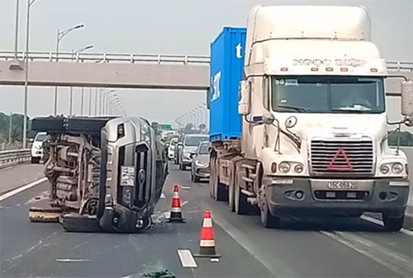 Hiện trường vụ lật xe sáng 1-4 trên cao tốc Hải Phòng-Hạ Long.