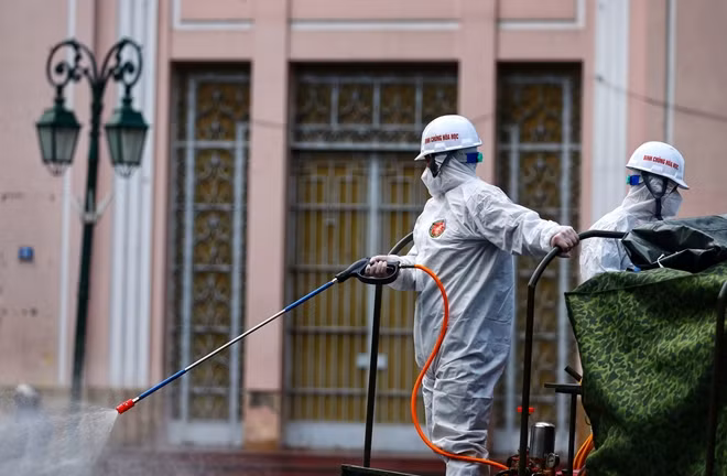 Trước đó vào cuộc họp sáng 25/7, Bí thư Thành ủy Hà Nội Đinh Tiến Dũng đánh giá nguy cơ lây nhiễm COVID-19 trong cộng đồng trên địa bàn còn rất cao nên cả thành phố tuyệt đối không được chủ quan, đồng thời phải thật bình tĩnh để ứng phó. Đồng chí Đinh Tiến Dũng yêu cầu Sở chỉ huy Thành phố giao Bộ tư lệnh Thủ đô tổ chức phun khử khuẩn diện rộng trên địa bàn. Công tác chuẩn bị được tiến hành khẩn trương ngay sau đó và kịp thời để triển khai vào sáng nay (26/7).