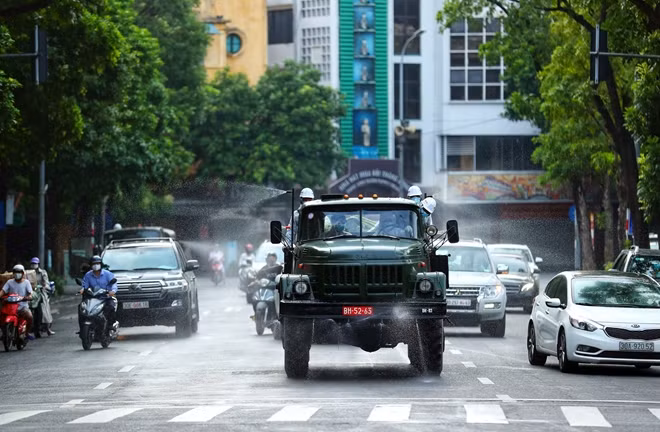 Lực lượng hóa học sẽ phun khử khuẩn ở mọi ngõ ngách khi xe đi qua. Với nhà cao tầng nhỏ sẽ dùng dây kéo dài hoặc phương tiện cá nhân để phun khử khuẩn.