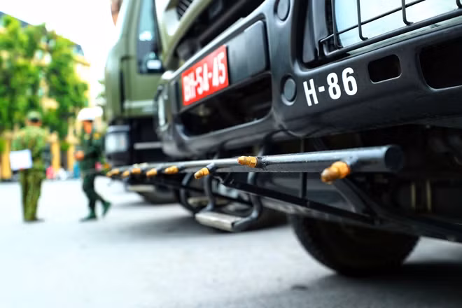 Cận cảnh vòi phun hóa chất khử khuẩn trên xe chuyên dụng của bộ đội hóa học.