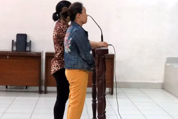 Hoa và Dung tại phiên tòa