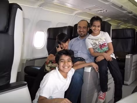 Saad Al-Jabri với ba người con của mình. Từ trái qua: Naif, Omar và Sarah (năm 2013).