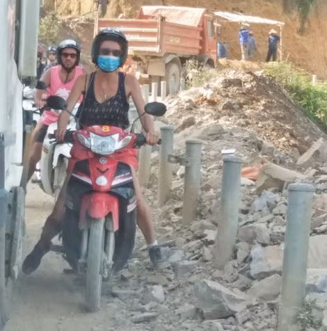 Đoàn khách Tây đi phượt khám phá cao nguyên đá Đồng Văn, Hà Giang.