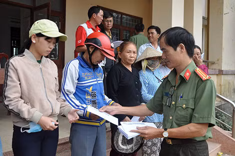 Đại diện Báo CAND trao tặng quà cho người dân ở Bình Định, Phú Yên