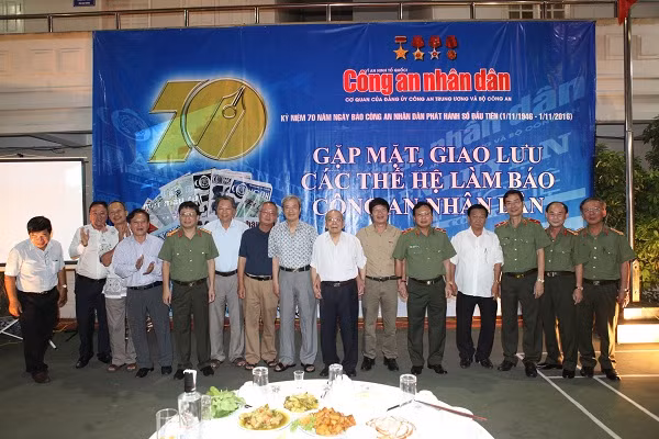 Các đồng chí lãnh đạo Báo CAND qua các thời kỳ và các vị đại biểu khách quý sum họp tại buổi giao lưu các thế hệ làm Báo CAND ngày 14-10-2016. Ảnh: Thiện Hoàng