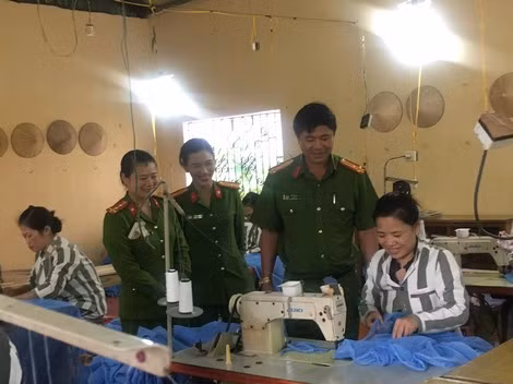 Cán bộ Trại giam số 5 hướng dẫn phạm nhân lao động tại xưởng may. Cán bộ Trại giam số 5 hướng dẫn phạm nhân lao động tại xưởng may.