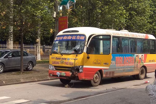 Chiếc xe buýt chạy ẩu. Ảnh: T.N. Chiếc xe buýt chạy ẩu. Ảnh: T.N.