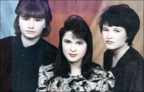 Tatiana Martynova (phải) cùng một người bạn Yulia Kuprikova (giữa), cả hai đã bị giết cùng nhau.