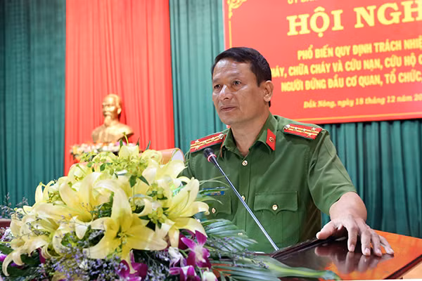 Đại tá Phạm Tiến Triệu, PGĐ Công an tỉnh truyền đạt các văn bản, quy định cho các đại biểu tham dự hội nghị