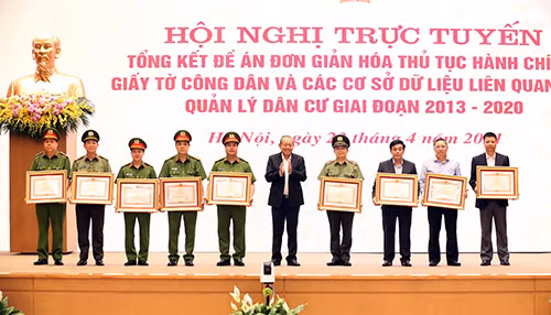 Phó Thủ tướng Thường trực Chính phủ Trương Hoà Bình trao Bằng khen tặng các tập thể có thành tích xuất sắc.