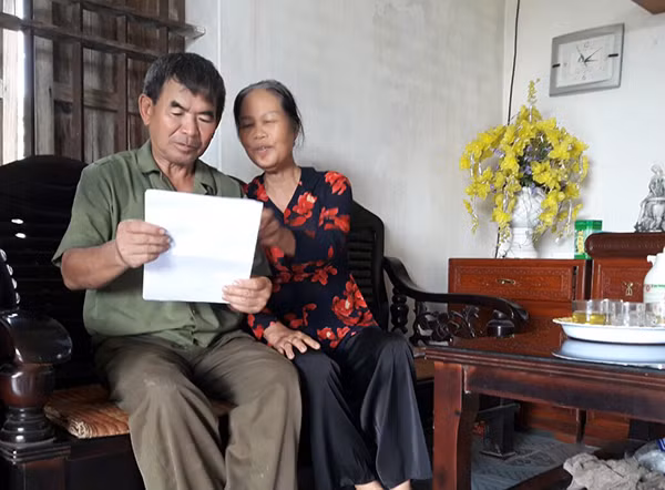 Vợ chồng ông Hà Duy Nguyên vui mừng nhận quyết định hưởng chế độ thương binh sau nhiều năm chờ đợi. Ảnh Mai Hoa