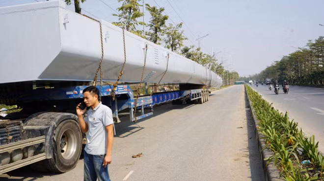 Xe chở dầm quá tải bị Thanh tra GTVT Hà Nội phát hiện và xử lý.