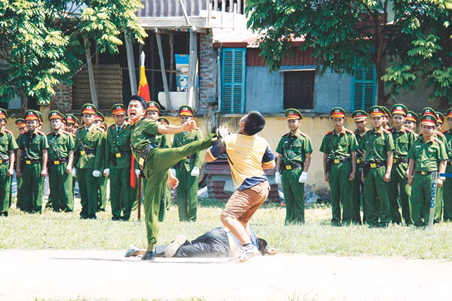 Một màn võ thuật của Cảnh sát cơ động.