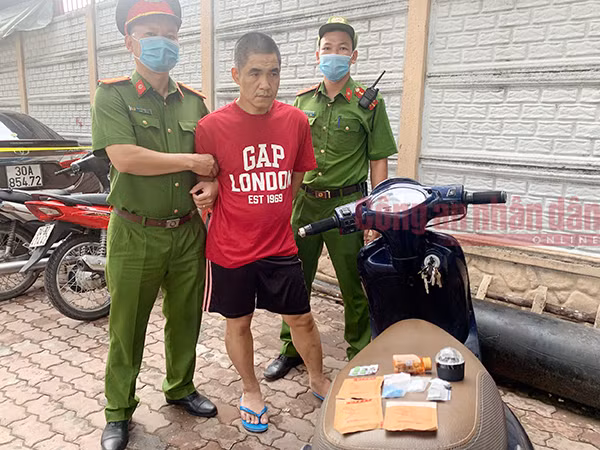 Đối tượng Trần Anh Đức bị bắt giữ với ma túy trong cốp xe.