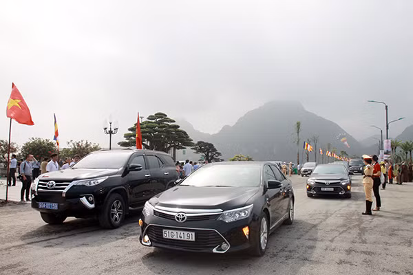 Những nữ chiến sĩ CSGT Hà Nam hướng dẫn phân luồng giao thông trước cổng Hội trường Trung tâm Văn hóa Phật giáo Tam Chúc
