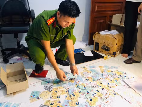 Trinh sát thống kê các loại giấy tờ, biển số xe giả. Trinh sát thống kê các loại giấy tờ, biển số xe giả.