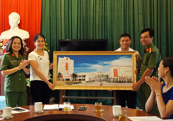 Học viện CSND tặng tranh lưu niệm cho trường Tiểu học Thái Niên 1
