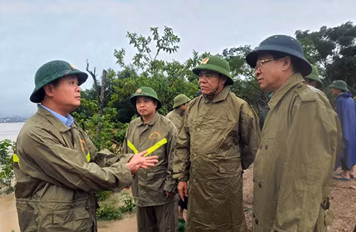 Bí thư Tỉnh ủy Nghệ An và Thiếu tướng Võ Trọng Hải, Giám đốc Công an tỉnh Nghệ An trao đổi với lãnh đạo huyện Yên Thành