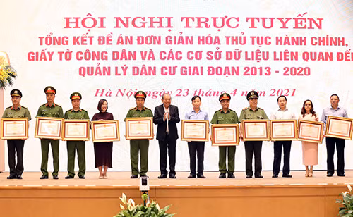 Phó Thủ tướng Thường trực Chính phủ Trương Hoà Bình trao Bằng khen của tặng các cá nhân có thành tích xuất sắc