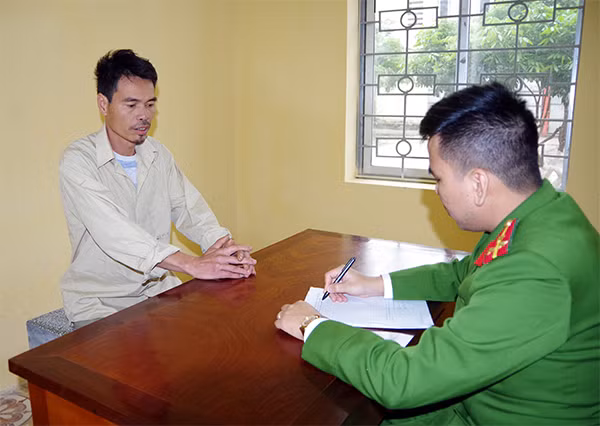 Lấy lời khai của đối tượng Tiến.
