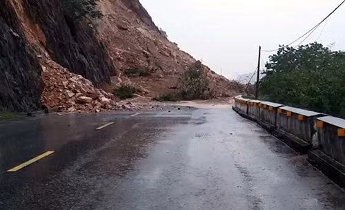 Hàng nghìn khối đất đá trên núi Nguộc đã đổ ập xuống mặt đường cùng với nước mưa tạo thành những khối bùn đất khổng lồ