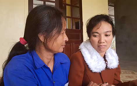 Chị dâu chị Lới không giấu được niềm vui khi em dâu trở về. Chị dâu chị Lới không giấu được niềm vui khi em dâu trở về.