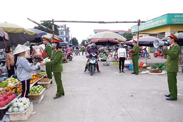 Lực lượng Công an các xã: Thi Sơn, Văn Xá (huyện Kim Bảng) tuyên truyền công tác phòng chống dịch COVID-19 và bảo đảm ANTT trong dịp Tết Nguyên đán Tân Sửu 2021 cho nhân dân.