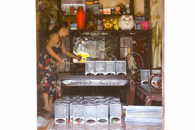 Khắp nhà ông Sinh đâu đâu cũng thấy những bộ phận làm đèn, đèn đã làm đợi người đến mua.