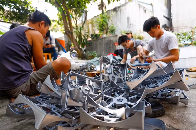 Dịp Trung Thu cả nhà ông lại tất bật suốt ngày đêm để kịp giao hàng cho khách. Khách hàng của ông từ khắp nơi trên cả nước nhưng phần lớn vẫn là những hộ kinh doanh ở Hàng Mã, Hà Nội.