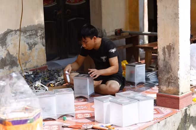 Mỗi ngày nhà ông Sinh có thể làm được vài trăm chiếc đèn hiện đại, còn đèn truyền thống thì phải hai đến ba ngày mới được một chiếc. Đèn truyền thống còn phải sơn, vẽ... còn đèn hiện đại cứ theo khuôn có sẵn.
