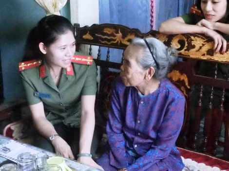 Tuổi trẻ Hội Phụ nữ Công an Quảng Trị thăm hỏi, chăm sóc Mẹ VNAH Ngô Thị Mừng, ở xã Vĩnh Giang, huyện Vĩnh Linh.