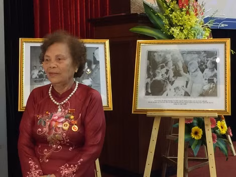 Nữ anh hùng Nguyễn Thị Diên bên những hiện vật bà trao tặng cho Bảo tàng. Nữ anh hùng Nguyễn Thị Diên bên những hiện vật bà trao tặng cho Bảo tàng.