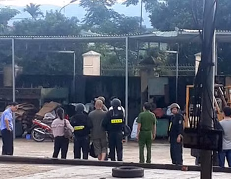 Lực lượng chức năng vây ráp kho ma túy.