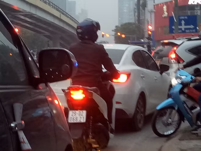 Đường Láng, tình trạng ùn tắc đã bắt đầu xuất hiện khi mà tuyến đường này đang được thi công mở rộng lòng đường.