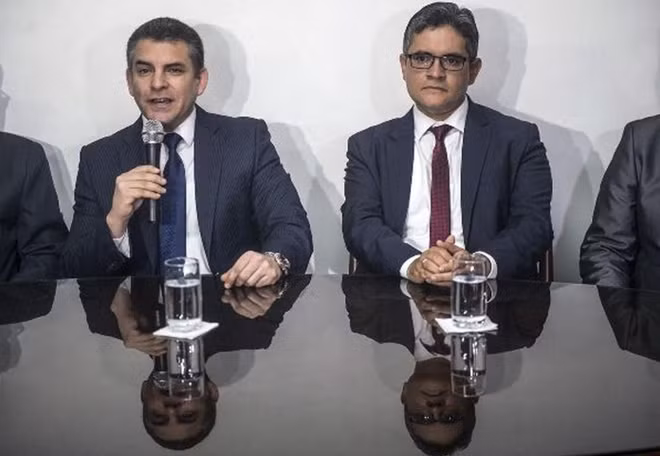 Công tố viên Rafael Vela Barba (trái) và Jose Domingo Perez tại cuộc họp báo ở Lima hôm 1-1-2019.
