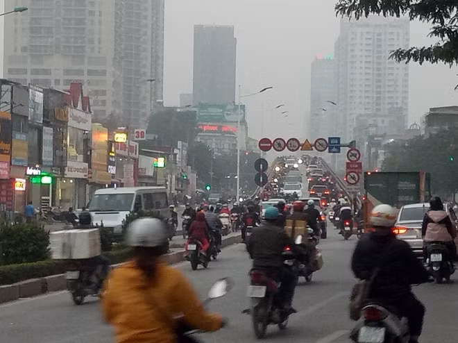 Đường Lê Văn Lương vào thời điểm 15h chiều, lượng phương tiện đổ ra đường đã ngày một đông hơn.