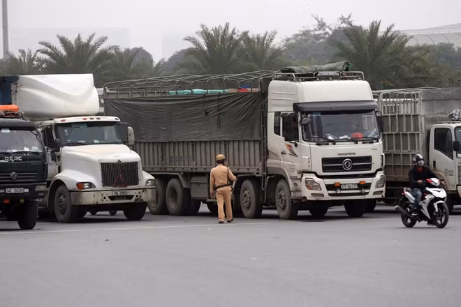 Chiến sỹ CSGT căng mình, vất vả điều tiết giao thông giữa dòng phương tiện đông đúc trên đường.
