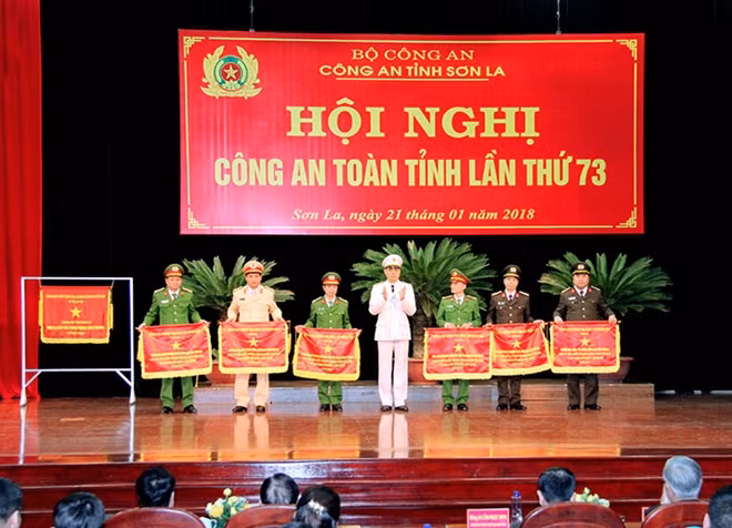 Văn phòng Cơ quan Cảnh sát điều tra nhận cờ thi đua của Bộ công an.