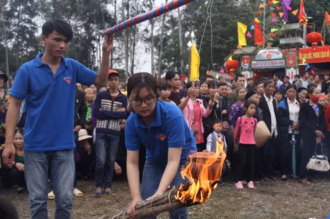 Thi thổi cơm ở lễ hội Yên Thế.